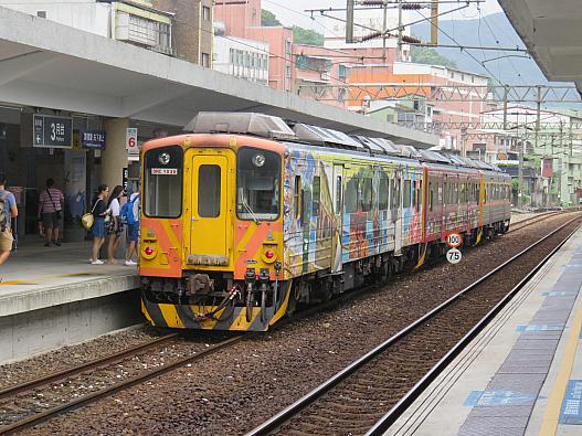 平渓線ローカル電車