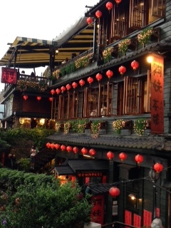 提灯に灯が入ると最高に綺麗！やはり夕方に行くべし。