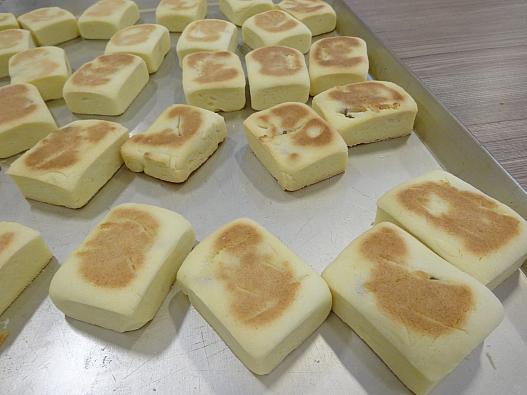 焼き上がったパイナップルケーキ。
