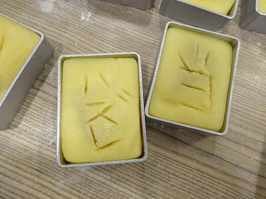 焼く前のパイナップルケーキに文字を書けます。