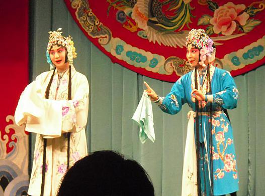 左はお姫様の白蛇(姉)、右は召使いの青蛇(妹)