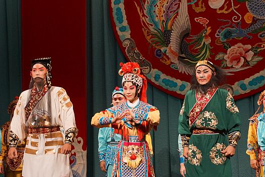 タイペイアイの八仙過海という京劇の一幕。
鯉の仙女