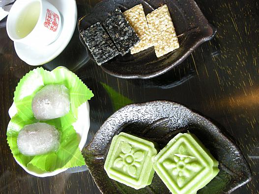 美味しいお茶をいただきました。ナビのクーポンでお菓子が一品増えました＾＾