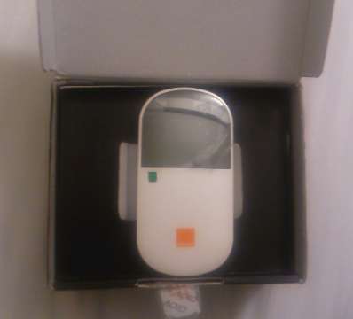 「orange-wifi」と言う通信会社(?)のルーターでした。