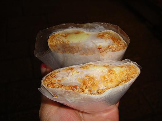 九分　＜雪在焼＞　クレープにピーナツフレークとアイスを巻いたもの。さっぱりアイスと香ばしいフレークの組み合わせはくどすぎずお勧め