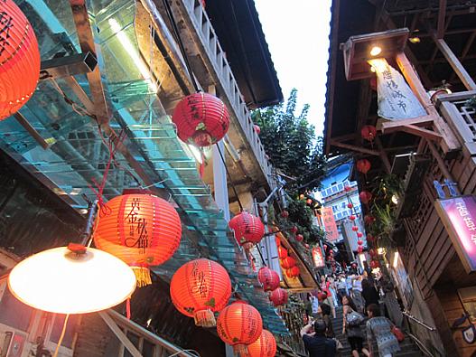 丁度　灯がともり始めた九分の街並み