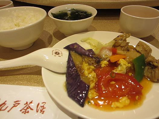 １０人ほどで相席。円卓を囲みます。