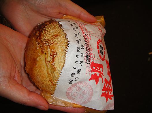 饒河街夜市　＜胡椒餅＞ぱりぱりの香ばしい皮とジューシーな肉餡は絶品！