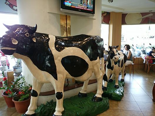 店内には大きな牛さんが！
2015年6月撮影。