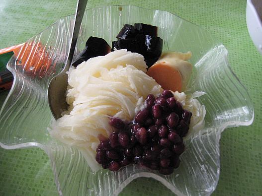 マンゴー氷+仙草、紅豆（甘くない。味が薄い）、プリン