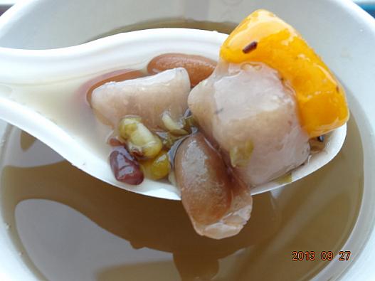 「阿柑姨芋圓」芋圓は紅豆と緑豆、大紅豆が入っていて40元