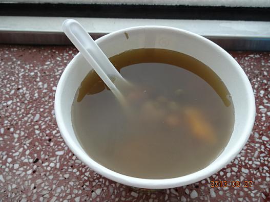 「阿柑姨芋圓」芋圓は紅豆と緑豆、大紅豆が入っていて40元 でもお汁が多くて中身が見えない