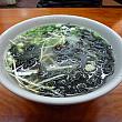 地元の方たちが好んで飲んでた魚肉つみれの入った紫菜肉スープ３０元（約１００円）