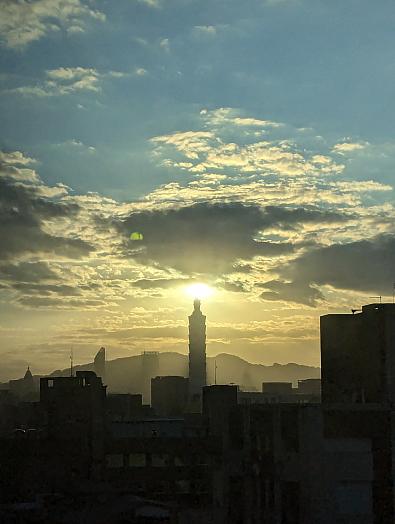 11月28日早朝ホテル・オークラ・タイペイから見たダイアモンド台北101
