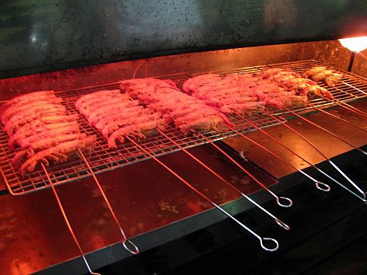 釣れたエビはその場で塩焼きに