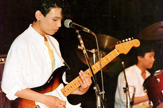 ギタリスト時代の約３０年前の写真です。