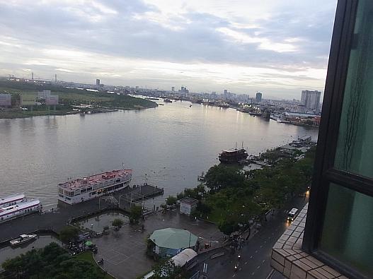 11階の窓からサイゴン川を望む