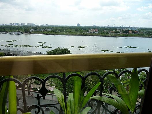 朝食会場からサイゴン川が見えます