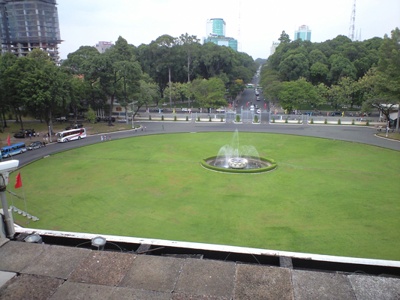 統一会堂広場の噴水と戦車