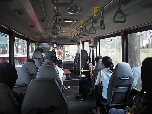 152番車内。空港到着前にほとんどの人が下車しました。