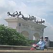 空港の手前のあるベトナム風凱旋門