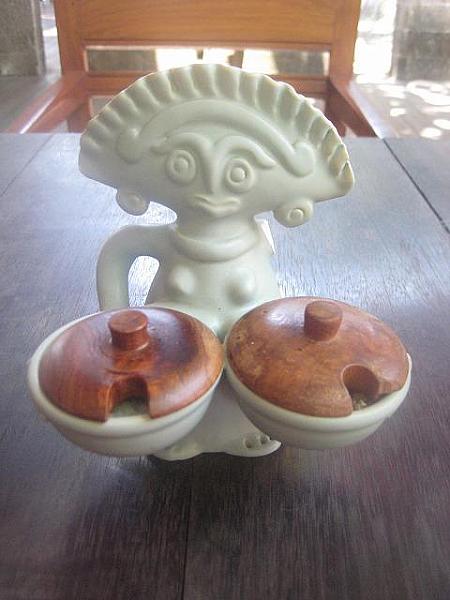 バリの稲穂の神様を模ったユーモアな陶器はソルト＆ペッパー入れ
