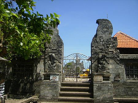 ウルワツ寺院の石彫りの門