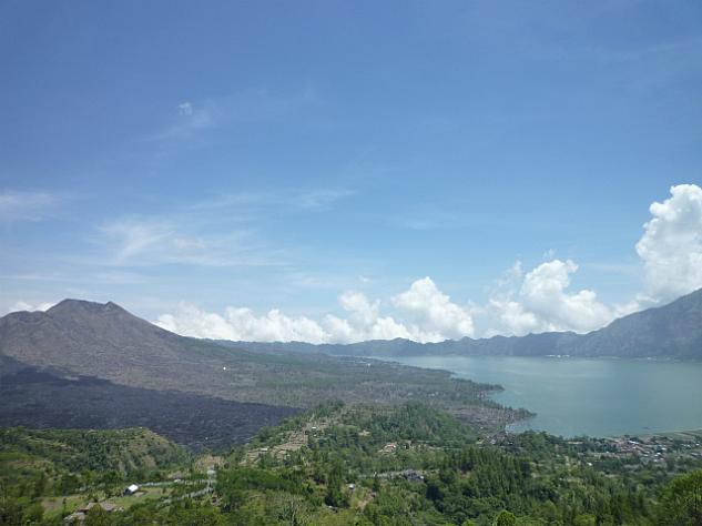 バトゥール山とバトゥール湖