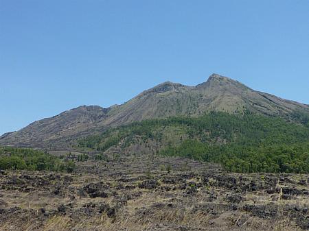 溶岩石の向こうに見えるバトゥール山。プネロカンからの眺めとは別の雰囲気ですね