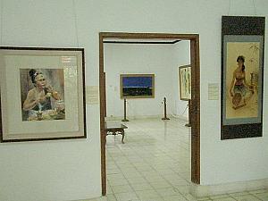 インドネシア現代画家の作品が展示されている