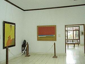 インドネシア現代画家の作品が展示されている