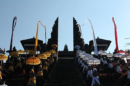 お祭りの装飾が美しいブサキ寺院