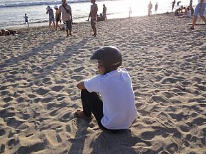 ローカルの人々は結構ヘルメットをかぶったままで、ちょろっとビーチに寄る人も。