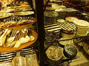 貝殻で作られたコースターやお皿。