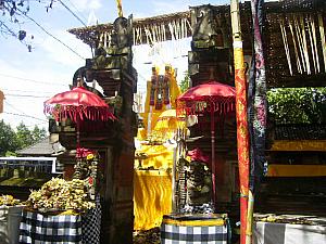 お祭りの飾り付けがされた市場のお寺