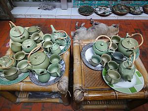 ジェンガラ調の陶器も。