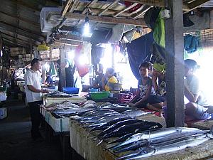南国らしいカラフルな魚から大物までいろいろな魚が並ぶ市場