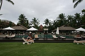 ジンバラン・ビーチ周辺には高級リゾートが並びます