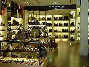 靴「チャールズ＆キース」シンガポールが本店です。