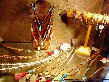ルドラークシャという菩提樹の果実から作られたネックレス、マントラを唱える数珠にも使われるのだそうです。