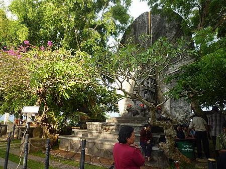 ウィシュヌ像の横にはお寺が。