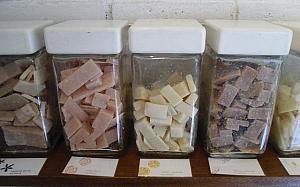 左からジャスミン（250ルピア／g）、ローズ（250ルピア／g）、スイートオレンジ（200ルピア／g）、バニラヘブン（200ルピア／g）、レモンティートリー（200ルピア／g）