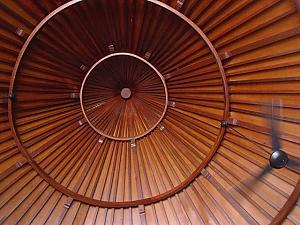 高さのある円錐形の屋根が開放感を演出