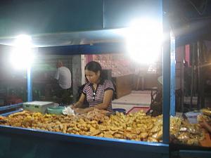 インドネシア人の大好きな揚げ物屋さん。テンペ、豆腐、バナナなどを衣で上げた揚げ物が山盛り。