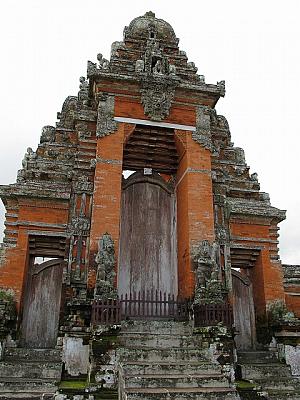 美しい寺院として評判の「タマン・アユン寺院」をゆっくりとご案内します。