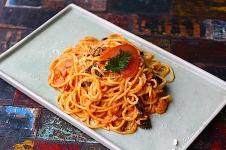 スパゲティ・ベーコンエッグプラント　トマト・クリーム・ソース（4万2000ルピア＋10％）