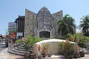 2002年のクタのテロ事件の慰霊碑