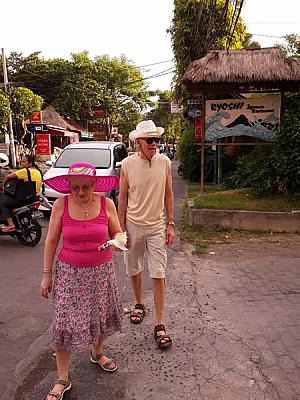 道行く旅行者も、南国リゾートらしい服装に帽子やサングラスなど合わせて♪