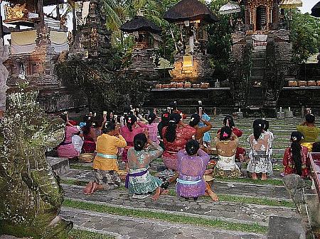 バリ島の満月と新月 ヒンドゥー教 プルナマ ティラム 供え物祈り