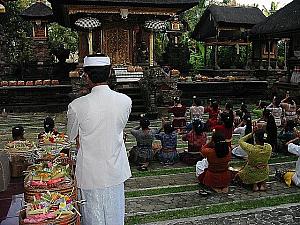 バリ島の満月と新月 ヒンドゥー教 プルナマ ティラム 供え物祈り